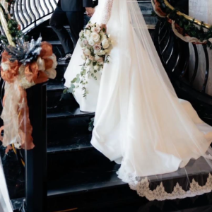How To Match Your Bridal Bouquet To Your Wedding Gown